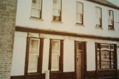 The Blue Lion was situated on Stanbow Lane, behind The White Hart. This pub closed on 29th June 1964 and was demolished in the same year. Photo: 1960.