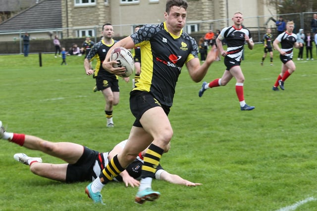 Donald Crawford on his way to scoring for Melrose against Kelso at Sunday's Earlston Sevens