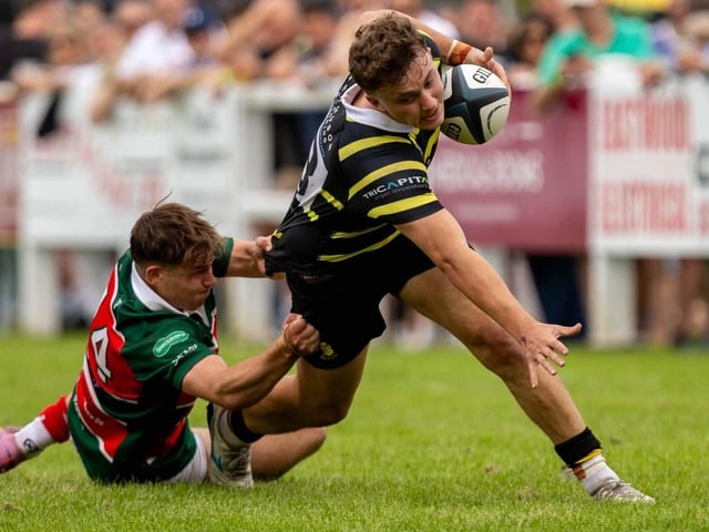 Ben Pickles on the ball for Melrose during their 34-31 win away to Glasgow Hutchesons’ Aloysians on Saturday (Photo: Andy McLean)