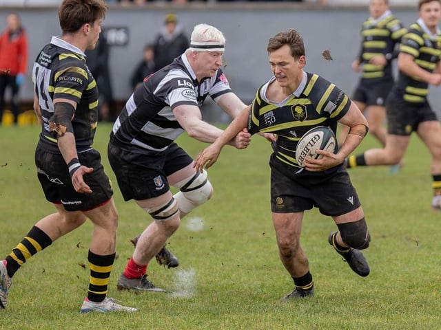 Gavin Wood in action for Melrose, with Euan Thompson challenging, as they lost 39-22 away to Kelso at Poynder Park on Saturday (Photo: Andy McLean)