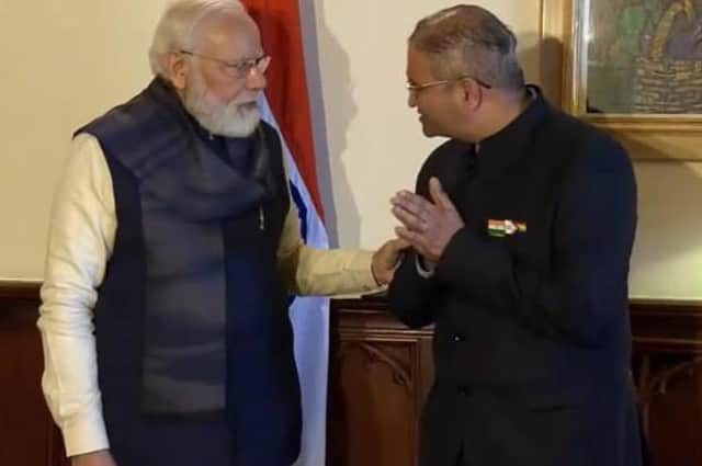 BGH surgeon Srihari Vallabhajosula, right, meets Indian Prime Minister Narendra Modi at COP-26.