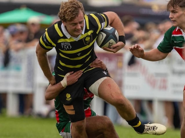 Callum Anderson in possession for Melrose during their 34-31 win away to Glasgow Hutchesons’ Aloysians on Saturday (Photo: Andy McLean)