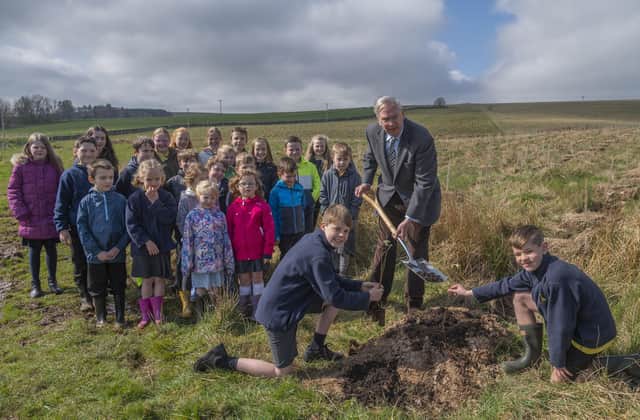Bryce MacDougall and Matthew Nesbit from Lauder Primary School the Duke of Gloucester to plant the final tree in the town’s new Platinum Jubilee Wood, watched by classmates. Photo: Phil Wilkinson.
