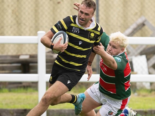 Craig Fairbairn on the ball for Melrose during their 34-31 win away to Glasgow Hutchesons’ Aloysians on Saturday (Photo: Andy McLean)