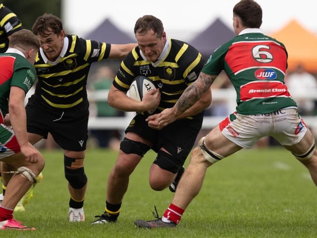 Captain Angus Runciman on the ball for Melrose during their 34-31 win away to Glasgow Hutchesons’ Aloysians on Saturday (Photo: Andy McLean)