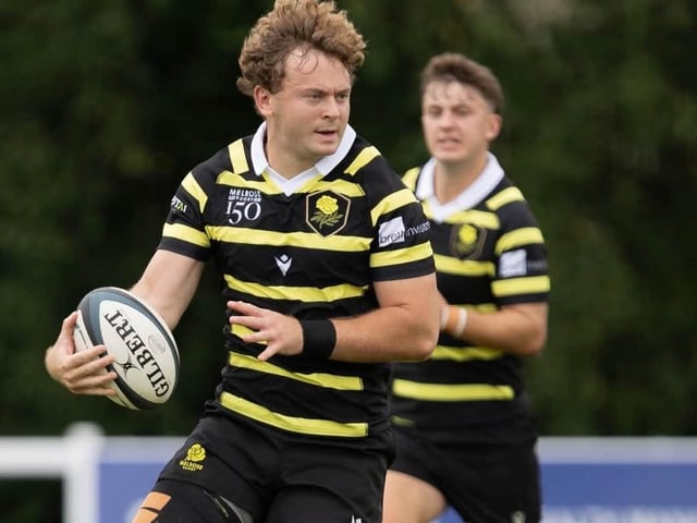 Callum Anderson on the ball for Melrose during their 34-31 win away to Glasgow Hutchesons’ Aloysians on Saturday (Photo: Andy McLean)