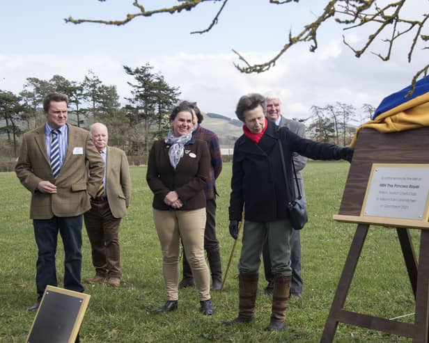 The Princess Royal unveils a plaque at Cowbog Farm. Photo: Alan Richardson.