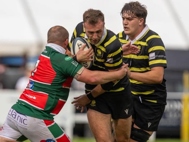 Craig Fairbairn on the ball for Melrose, with Sam Derrick supporting, during their 34-31 win away to Glasgow Hutchesons’ Aloysians on Saturday (Photo: Andy McLean)