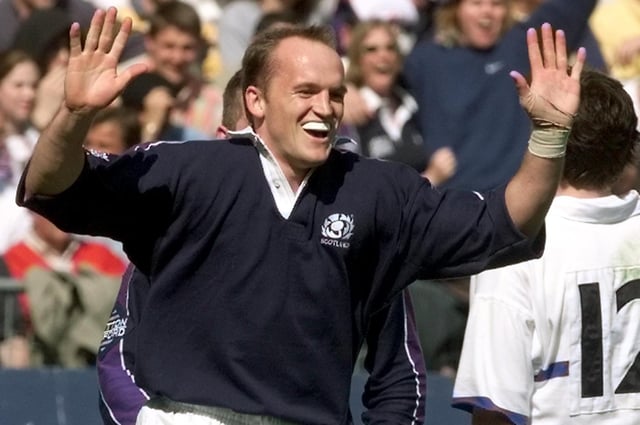 Le demi-arrière volant écossais Gregor Townsend célèbre après avoir marqué un essai lors du match de rugby France-Écosse des Cinq Nations le 10 avril 1999, au Stade de France à Saint-Denis (Photo: Gabriel Bouys / AFP via Getty Images)