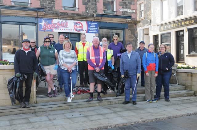 Some of the Selkirk residents who took part in the Selkirk Spring Clean Up on Sunday. Photo: Grant Kinghorn.