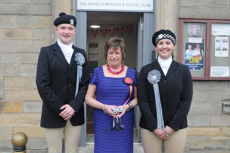 Elspeth Miller presents Braw Lad Cory Paterson with spurs and Braw Lass Emma Spence with a compact.