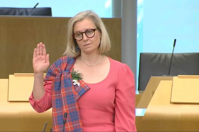 Rachael Hamilton MSP takes her oath ... in Welsh.