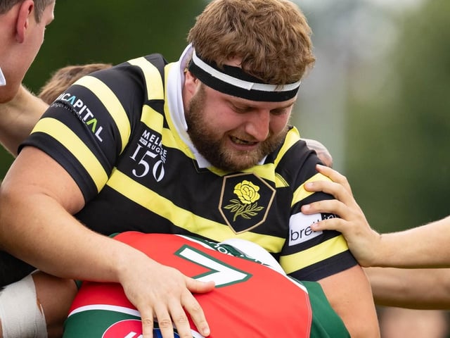 Jack Dobie in action for Melrose, going up against Dario Ewing, during their 34-31 win away to Glasgow Hutchesons’ Aloysians on Saturday (Photo: Andy McLean)