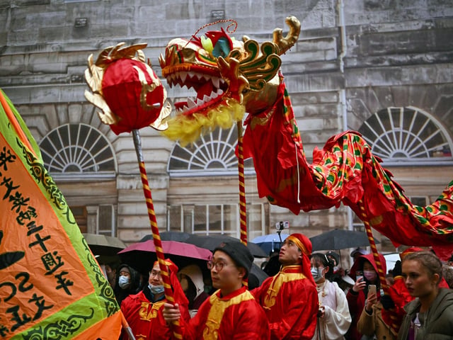 The most common way to wish your close friends and loved ones a happy New Year is: “Xīnnián hǎo”, which is written 新年好.