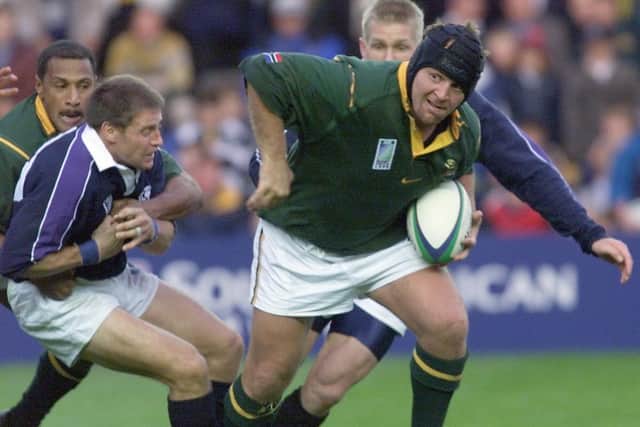South Africa's Naka Drotske getting past Scotland's Alan Tait during the Springboks' 46-29 Rugby World Cup win in October 1999 at Edinburgh's Murrayfield Stadium (Photo: Jean-Pierre Muller/AFP via Getty Images)