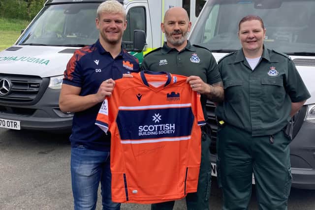 Scotland and Edinburgh wing Darcy Graham at Hawick ambulance station on Thursday, May 18, to thank paramedics Gary Brown and Jenny Braithwaite (Pic: Scottish Ambulance Service)