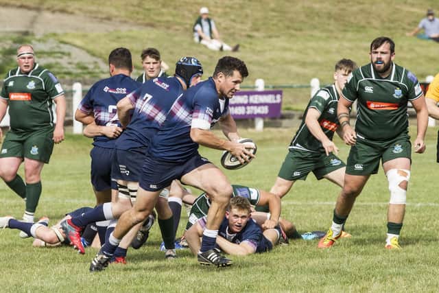 Ross Nixon in possession for Selkirk in Saturday's 20-20 draw at Hawick (Pics by Bill McBurnie)