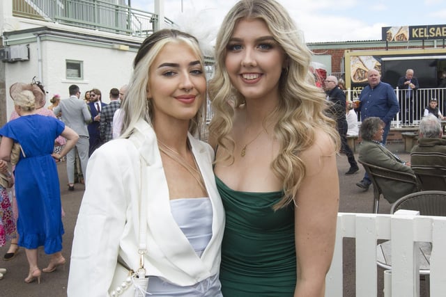 Cousins Kirsten and Melissa Young at Kelso Races' 2022 ladies' day
