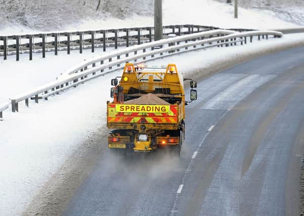 29-01-2015. Picture Michael Gillen. CUMBERNAULD. A8011 Glasgow Road. Snow, traffic, gritter.