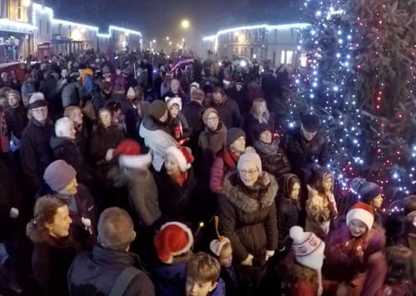Crowds at Lauder Christmas lights switch.