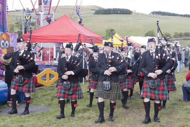 Duns Pipe Band play into the show ring.