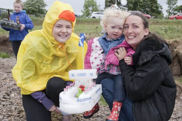 Bari Manushi Natasha Gray declared Callie Cameron the winner in the Bowmont boat race with mum Chantelle Paisey.
