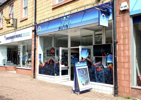 The theives took the phones from the O2 store in Channel St, Galashiels, yesterday (Wednesday) afternoon.