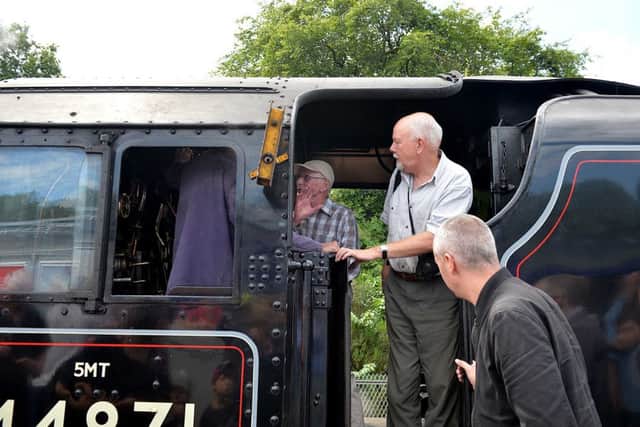 Hundreds took advantage of the service from Linlithgow.