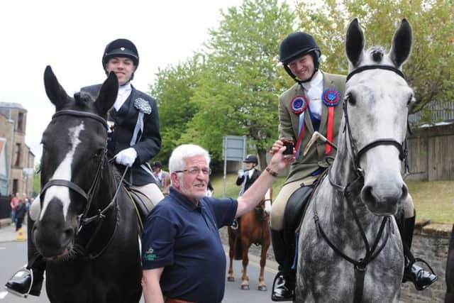 Jim Amos hands out the stirrup cup from Gala YM.