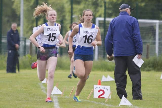 Emma Brus (15) and Danielle Lockie (16) battling in the 800m Open Handicap (picture: Bill McBurnie)