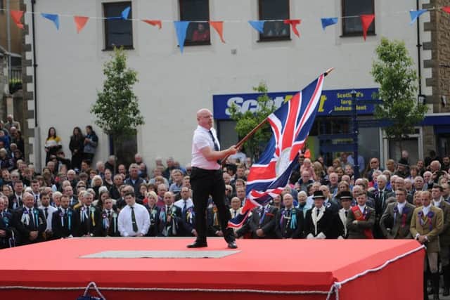 Justin gilchrist casts the Ex-Soldiers flag.