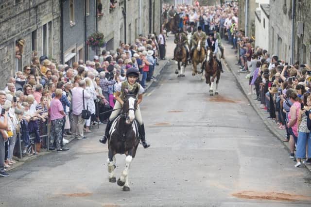 Nicole Beattie rides up the wynd.